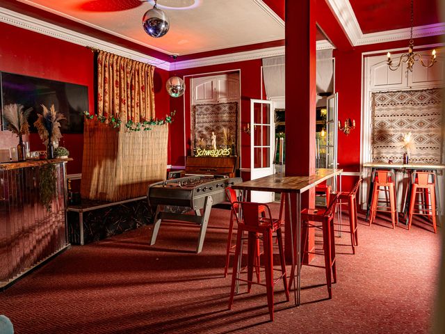 Les Pieds dans l'Herbe Salon Rouge