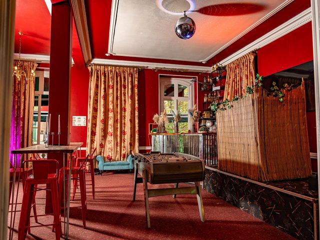 Les Pieds dans l'Herbe Salon Rouge