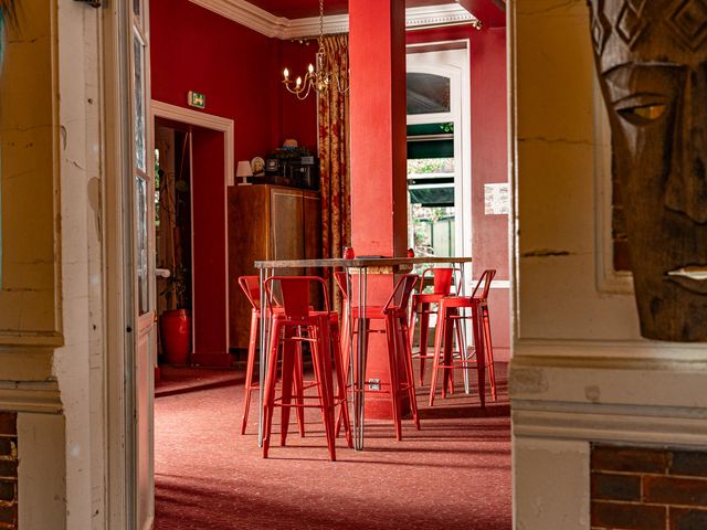 Les Pieds dans l'Herbe Salon Rouge