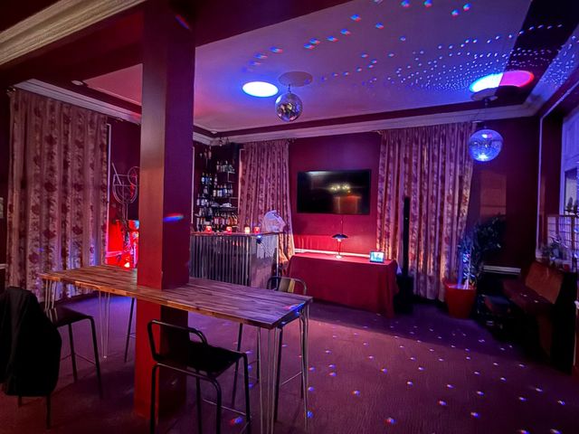 Les Pieds dans l'Herbe Salon Rouge